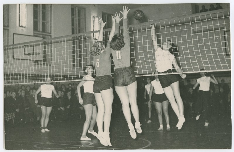 TPI võrkpallinaiskond mänguhoos Luise t. võimlas, 1950.-ndad a., foto: G. Vaidla