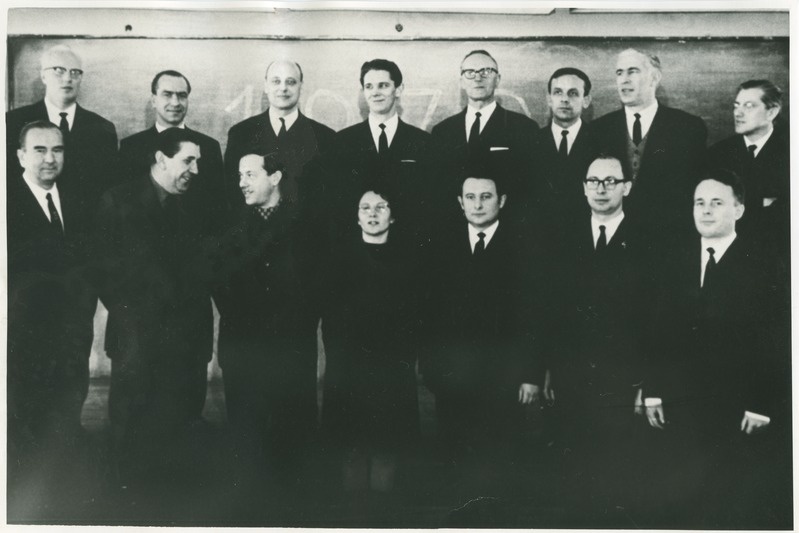 TPI laevajõuseadmete eriala 1960.a.lõpetanute kokkutulek, grupipilt, 1.reas vasakult 1) O. Bussel, 2) N. Rozanov; ".reas paremalt 2) P. Murel, 28.veebr. 1970.a.