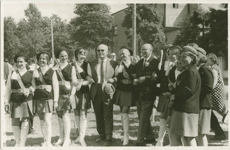 Noored trummarid koos prof. Agu Aarnaga rahvatantsupeol, 1970.-ndad a.