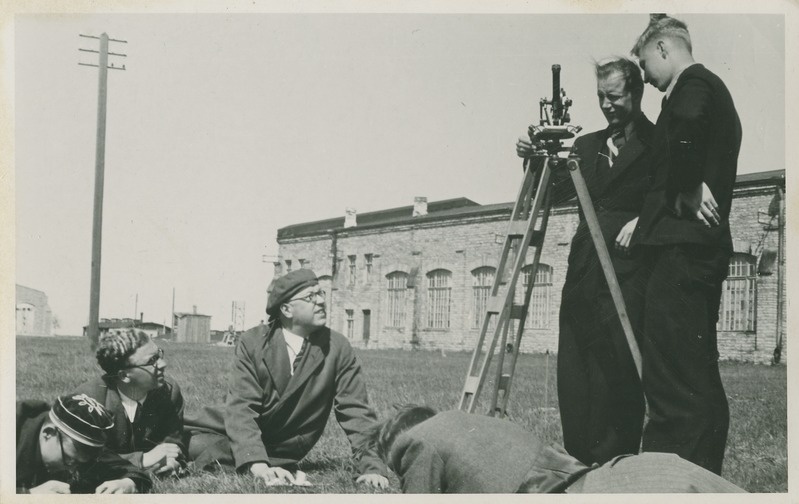 TTÜ mäeosakonna II kursuse geodeesia praktikum Koplis, maas soniga H. Muischneek, Lainoja, seisavad Pobul ja Laigna, 1939