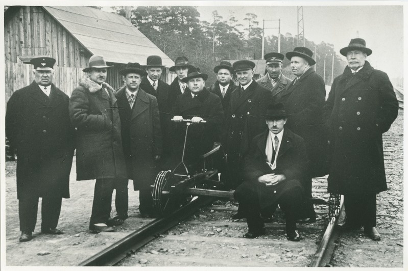 Johannes Bitter (vasakult neljas) koos teiste raudteelastega, grupipilt, 1939.-ndad a.