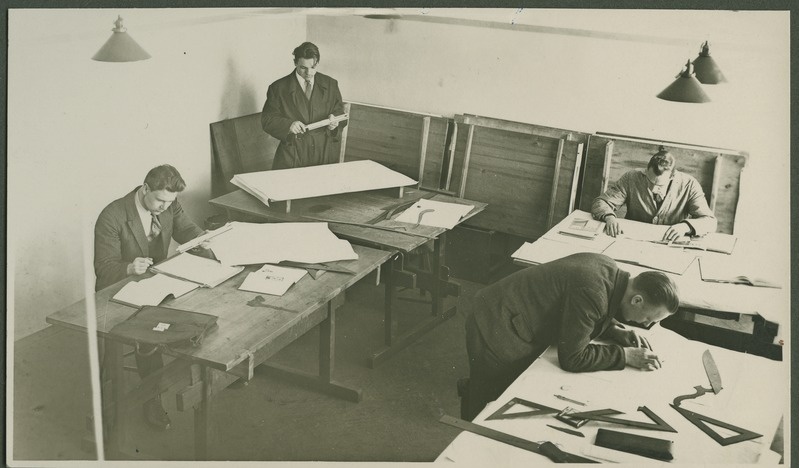 Foto albumist Tallinna Tehnikum. Tallinna Tehnikumi diplomandid Pikal tn., :A. Krajuškin, F. Heinmets, K. Kask, G. Männik, 1933.a.