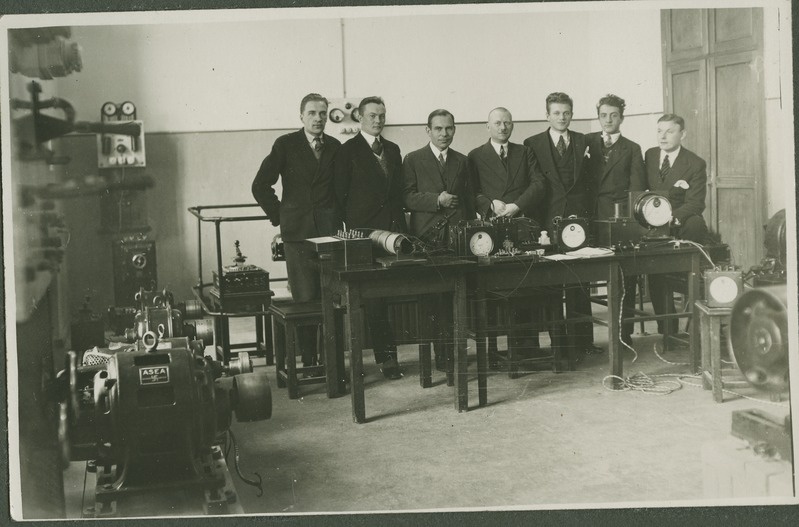 Foto albumist Tallinna Tehnikum. Tallinna Tehnikaülikooli elektrimasinate laboratoorium, üliõpilased Tepaks ja Jürisson, labori juhataja H.R. Wõrk, labori assistent A. Liefländer, üliõpilased V. Tatra ja G. Verret, 1930. aastad