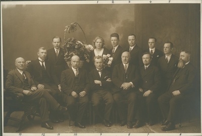 Foto albumist Tallinna Tehnikum. Grupipilt Tallinna Tehnikumi lõpetajate ja õppejõududega, tagareas vasakult:1) H.R. Wõrk (õppejõud), 2) E. Wolberg, 3) V. Rosenthal, 4) H. Levand, 5) H. Kukkur; esireas õppejõud: 1) E. Leppik, 2) E. Ederberg, 3) O. Reinvaldt, 4) H.V. Reier, 5) O. Maddison, 6) H. Perna, 7) A. Perna, 8) V. Päss, 9) A. Perna, 24.apr. 1931.a.  duplicate photo