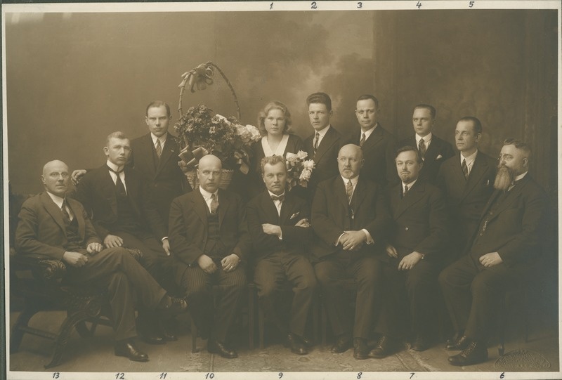 Foto albumist Tallinna Tehnikum. Grupipilt Tallinna Tehnikumi lõpetajate ja õppejõududega, tagareas vasakult:1) H.R. Wõrk (õppejõud), 2) E. Wolberg, 3) V. Rosenthal, 4) H. Levand, 5) H. Kukkur; esireas õppejõud: 1) E. Leppik, 2) E. Ederberg, 3) O. Reinvaldt, 4) H.V. Reier, 5) O. Maddison, 6) H. Perna, 7) A. Perna, 8) V. Päss, 9) A. Perna, 24.apr. 1931.a.