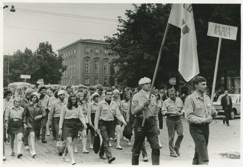 EÜE töösuve lõpetamas, rongkäik, 1980.a.