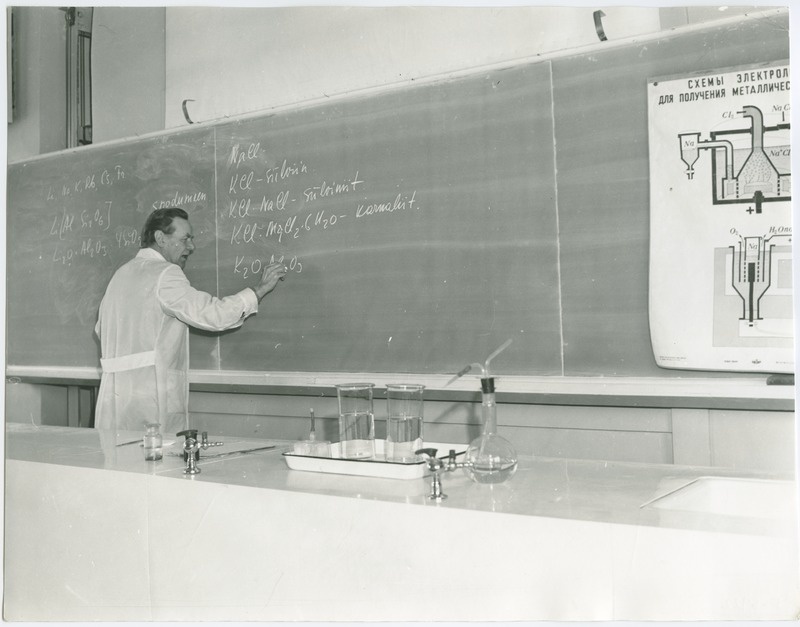 TPI anorgaanilise keemia kateedri dotsent H. Vilbok loengut pidamas, 1981.a.