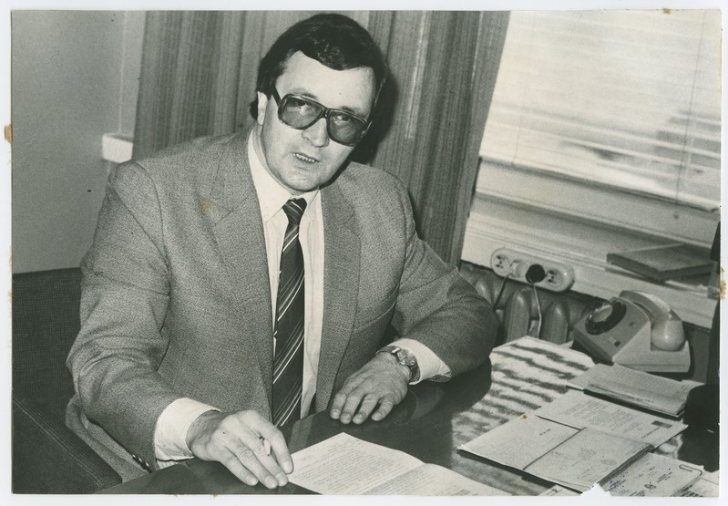 TPI elektronarvutite kateedri juhataja dotsent Andres Keevallik töölaua taga, 1983