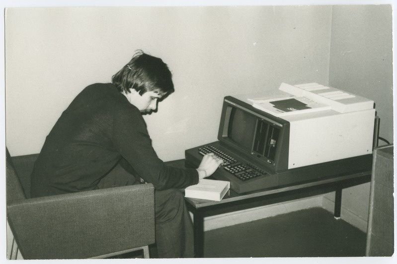TPI elektronarvutite kateedri laborijuhataja J. Kull mikroarvutiga PM 4400, 1983.a.