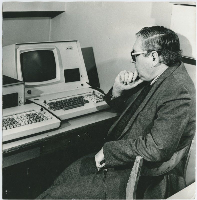TPI majandusteaduskonna informatsioonitöötlemise kateedri dotsent Leo Võhandu arvuti taga, 1982.a.