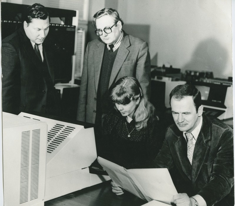 TPI majandusteaduskonna informatsioonitöötlemise kateedri diplomand Ruth Alas koos õppejõududega - paremal kat. juh. dotsent Rein Jürgenson, keskel dots. L. Võhandu, vasakul vanemõp. A. Vooglaid, 1982.a.