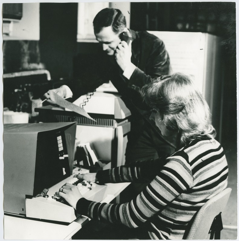 TPI majandusteaduskonna informatsioonitöötlemise kateedri juhataja dotsent Rein Jürgenson arvutil töötamas, 1982.a.