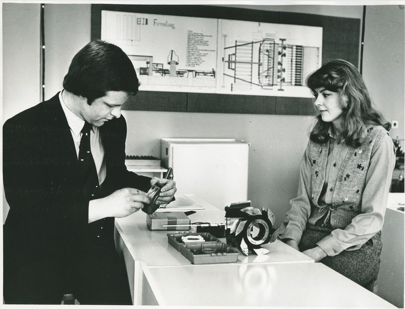 TPI puidutöötlemise kateedri vanemõpetaja Riistop juhendamas instrumentide praktikumi, 1983.a.