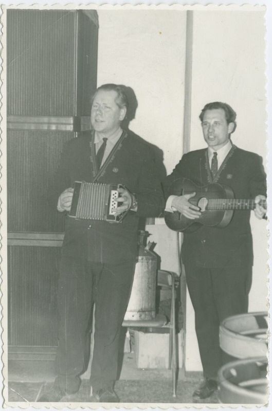 EÜE üliõpilased Jüri Tiilen ja Olev Ots puhkeõhtul esinemas, 1970.-ndad a.