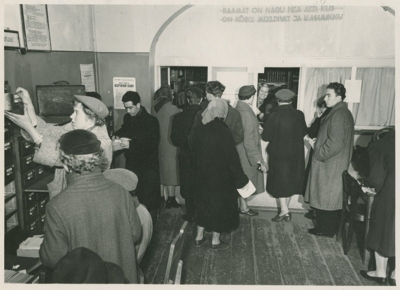 TPI raamatukogu laenutusruum (luugi juures on raamatukogu töötaja Tamara Reintam), 1955.-1959.a.