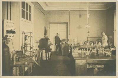 Tallinna Tehnikumi keemia laboratoorium, õppejõudude tööruum, ukse juures seisab M. Kand (analüütilise keemia osakonna juhataja), Tolli 8, 1924.-1928.a.  duplicate photo