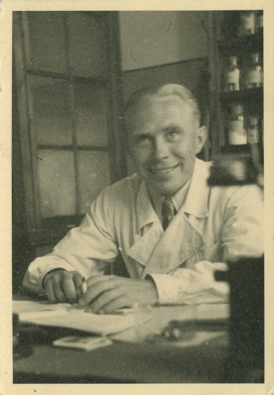 Karl Kask peale TPI lõpetamist tööl orgaanilise ja biokeemia kateedri assistendina, 1941.a.