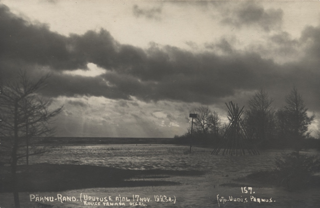 Pärnu beach during the drowning : On the end of the street