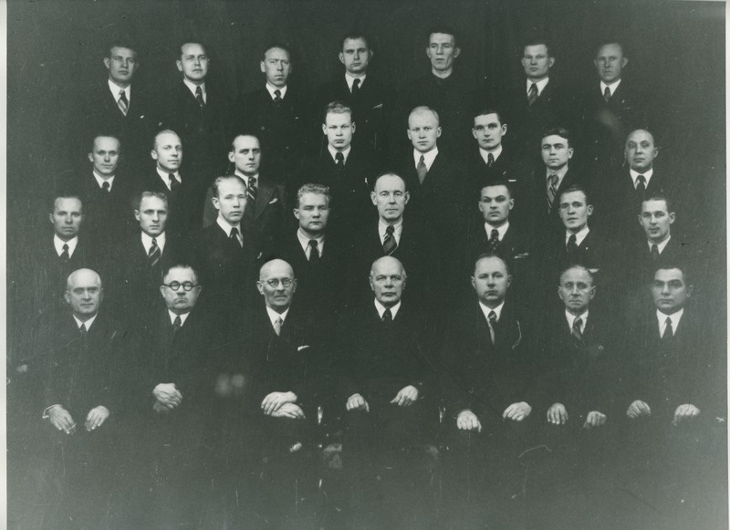 Riigi Tööstuskeskkooli vilistlasteskogu, grupipilt, esireas keskel istub direktor T. Ussisoo, 1934.a.