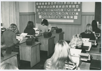 TPI majandusteaduskonna üliõpilaste väljaõpe bürootehnika kabinetis, 1976.a.  duplicate photo