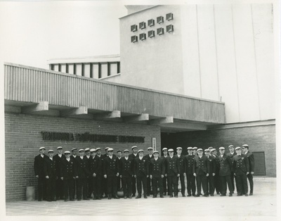 TPI meeskoor peahoone ees Mustamäel, 1970.-ndad a.  similar photo