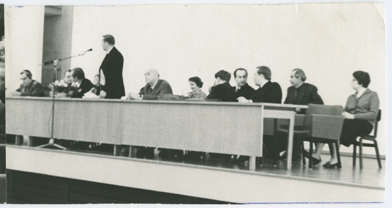 Parteikoosolek TPI aulas, esireas istub teadusprorektor H. Lepikson, teises reas paremalt haldusprorektor H. Eesmaa, õppeprorektor H. Tiismus, 1973/1974.õ.a., foto: P. Raukas