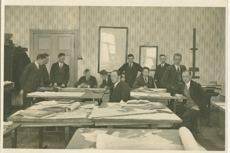 Tallinna Tehnikumi diplomandid joonestussaalis Tolli 8, paremalt: 4) Aleks Prahm, 5) Boris Ess, 24.märts 1931.a.