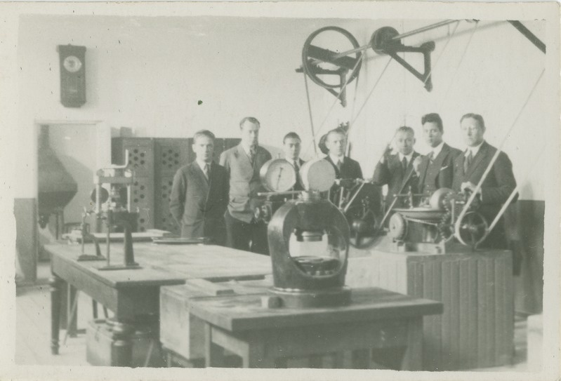Tallinna Tehnikumi diplomandid laboris, 1932.a.