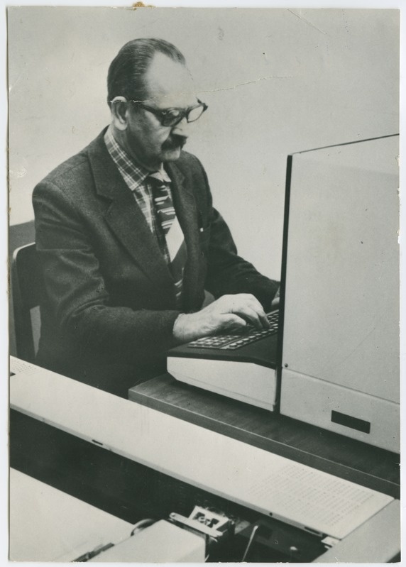 TPI majandusteaduskonna ehituse ökonoomika ja organiseerimise kateedri uurimissuuna juhendaja dotsent H. Korrovits töötamas, 1983.a.