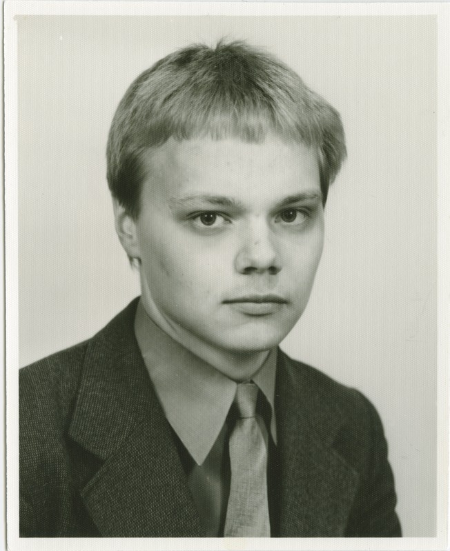 Tõnu Tomberg, TPI üliõpilane (AK-41), konkursi "Filosoofia tundja" võitja, portree, 1980.a.