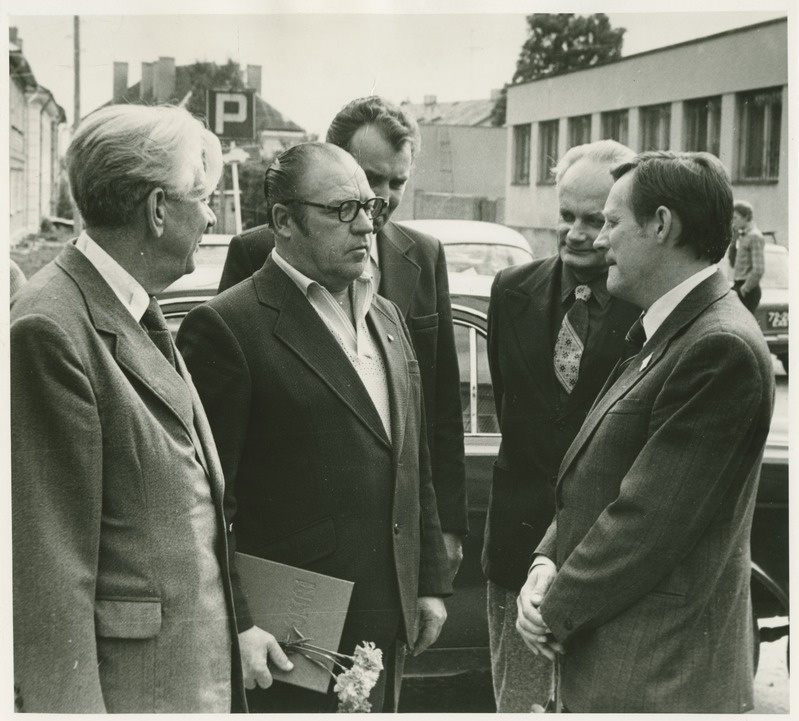 TPI rektor Boris Tamm ja Paide rajoonikomitee esindajad TPI kombainerite töösuve lõpetamisel, sügis 1982.a., foto: A. Luhasalu