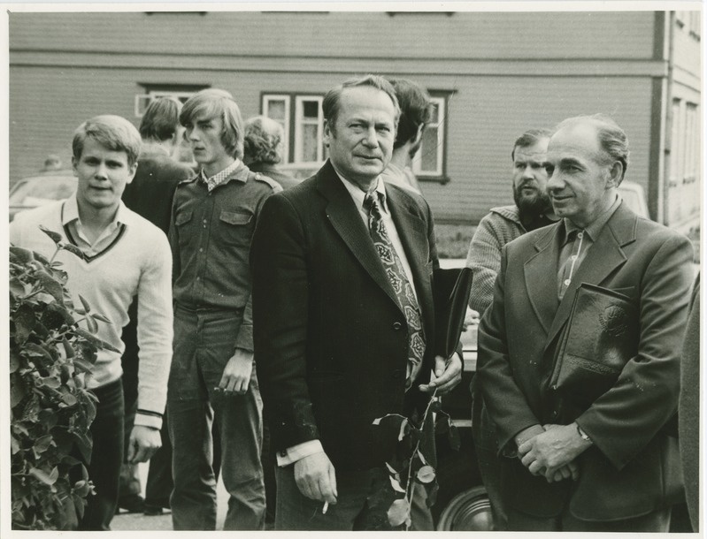TPI üliõpilased-kombainerid Paides, ees keskel EKP TPI komitee sekretär A. Talts, 1982.a., foto: A. Luhasalu