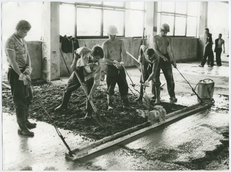 EÜE Jõelähtme rühm tehase "Pioneer" tsehhipõrandat betoneerimas, 1982.a., foto: S. Arbet