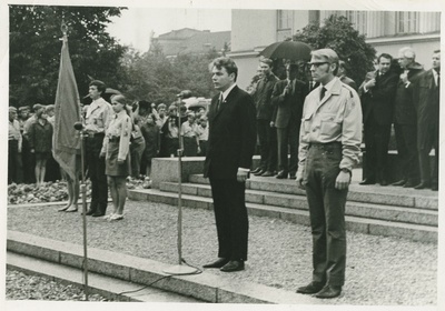 Üliõpilaste ehitusmaleva pidulik kogunemine töösuve alustamiseks, malevlasi tervitab ELKNÜ KK I sekretär A. Purga, tema kõrvalseisab EÜE komandör Peeter Vähi, 1971.a.  similar photo