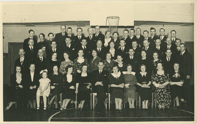 Üliõpilasselts "Veljesto"  koosviibimine koos vilistlastega, grupipilt, viimases reas vasakult esimene A. Särev, 1930.-ndate a. lõpp
