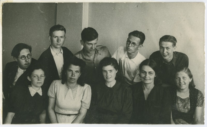 Grupilt, kus tagareas parempoolne on R. Levet, kes jätkas õpinguid Moskva Mäeinstituudis, 1943.a.