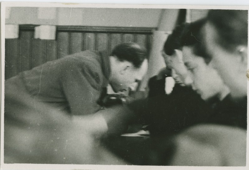 TPI matemaatika kateedri dotsent L. Garšnek üliõpilastega matemaatika harjutusi läbi viimas, 1946.a.