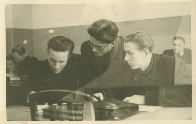 TPI ehitusmehaanika teaduskonna II kursuse üliõpilased E. Riives, A. Treve ja R. Levet, 1946.a.