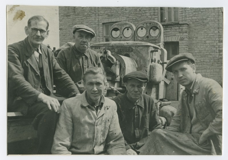 Õppetöökoja personal, vasakul juhataja tanipere, eesIV kursuse üliõpilased R. Levet ja L. Mere, 1948.a.