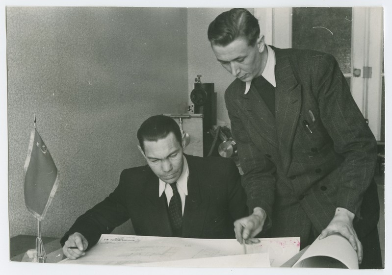 Üliõpilane R. Levet diplomiprojekti konsultatsioonil dotsent E. Soonvald'i juures, kevad 1950.a. (pilt tehtud ajakirjast "Pilt ja Sõna")