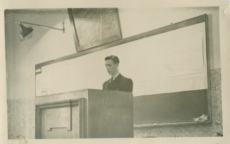Üliõpilane R. Levet diplomiprojekti kaitsmas, kevad 1950.a.