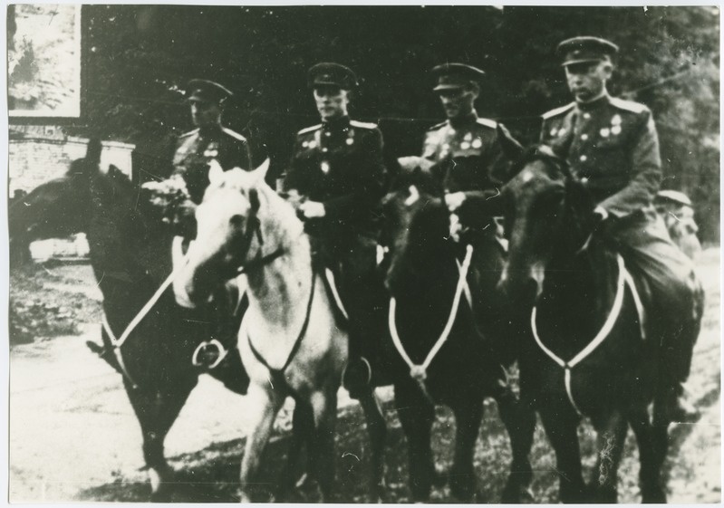 Eesti Laskurkorpuse sõdurid hobustel, vasakult: Trankmann, Raadik, Kund, Poolus, 1945.a.