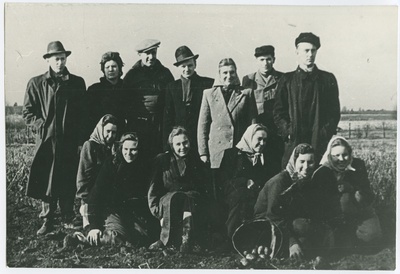 TPI keemiateaduskonna üliõpilased ja õppejõud sügisesel koristustööl kolhoosis, vasakult 1.reas 5) E. Voore, 2.reas vasakult: 3) L. Trapido, 4) E. Uus, 6) Ojaste, 7) Väinaste, 1952.a.  duplicate photo
