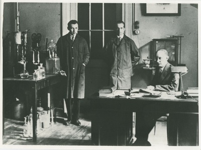 Tartu Ülikooli anorgaanilise keemia laboratooriumis, laua taga istub Paul Kogerman, seisavad J. Põllumann ja Hugo Raudsepp (paremal), 1932.a.  duplicate photo