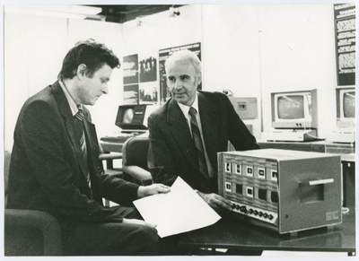 TPI majandusteaduskonna õppejõud G. Kiivet (paremal) ja assistent Henn Tasso Pirita tee näitusepaviljonis, dets. 1985.a.  similar photo