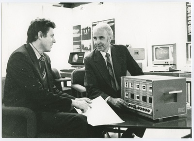TPI majandusteaduskonna õppejõud G. Kiivet (paremal) ja assistent Henn Tasso Pirita tee näitusepaviljonis, dets. 1985.a.  similar photo