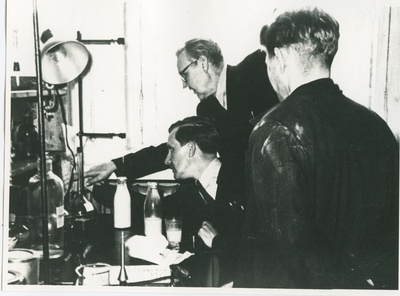 TPI orgaanilise keemia kateeder, prof. Hugo Raudsepp (prillidega), insener Eduard Piiroja ja tudeng, 1960.-ndad a.  duplicate photo