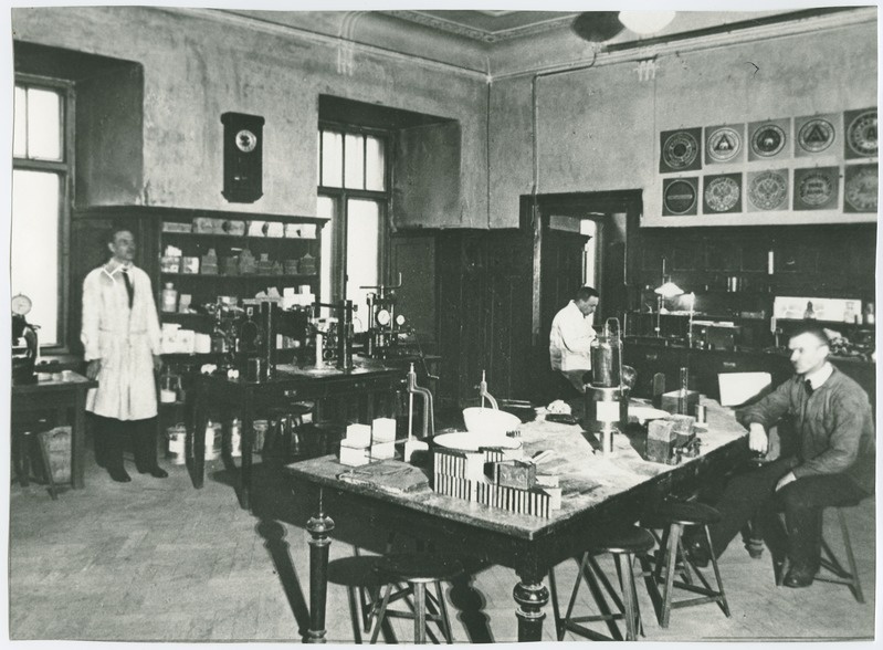 Tallinna Tehnikumi materjalide proovimise laboratoorium, tsemendi ja ehitusmaterjalide osakond, vasakul seisab vanemmehaanik R. Reinberg, tagapool istub assistent K. Norak, Pikk 20, 1930.-ndad a.