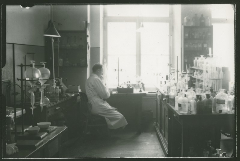 Tallinna Tehnikaülikooli Riikliku Katsekoja vanemkeemik-eriteadlane N. Gerasimov oma töölaua taga, 1940.a.