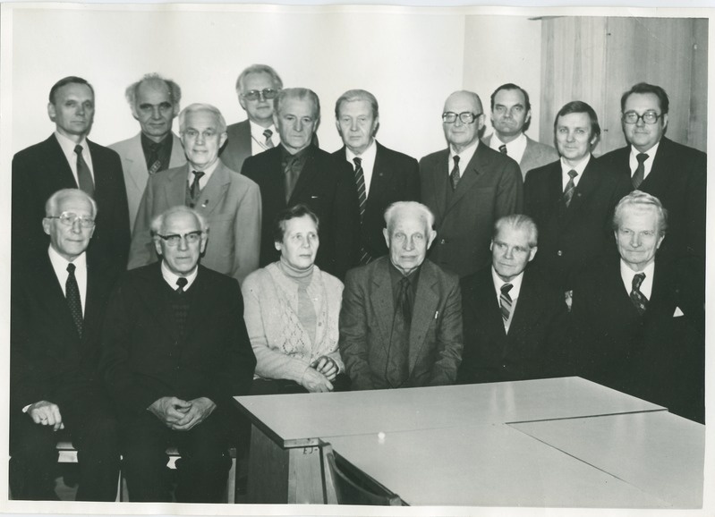 TPI elektrisüsteemide eriala lõpetanute kokkutulek, grupipilt, 1983.a.